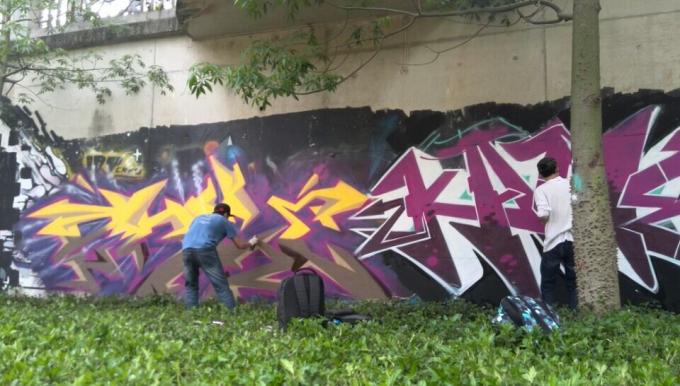 Fast drying graffiti spray paint